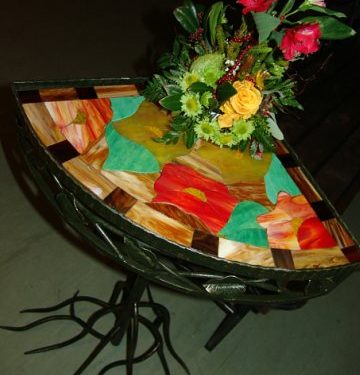 Декоративный угловой столик с витражом